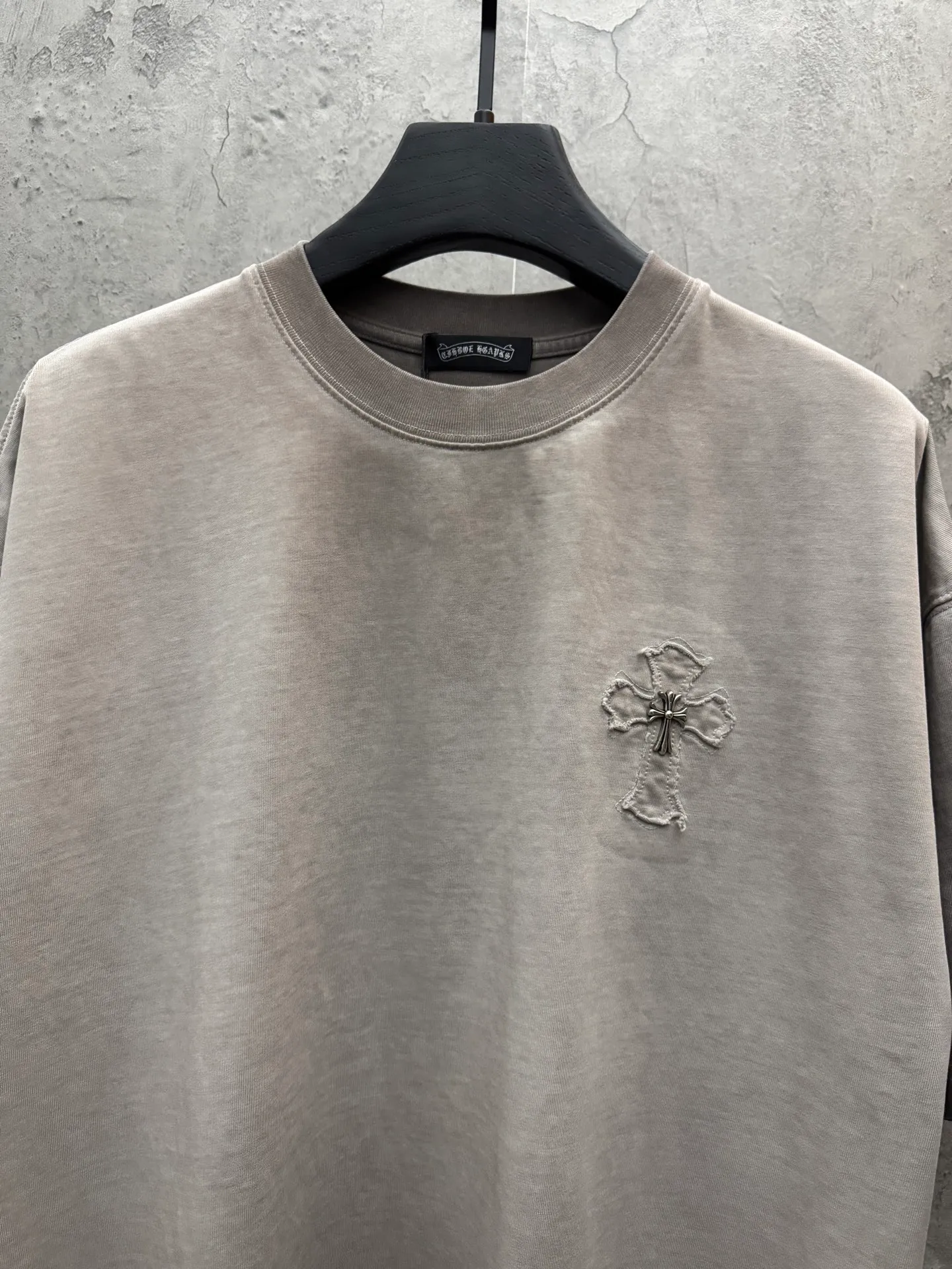 P200 top version, real shot without P, ​​different from market currency) 𝗖𝗵𝗿𝗼𝗺𝗲 𝗛𝗲𝗮𝗿𝘁𝘀/Croxin 2026 spring new original single counter American laser burnt patch embroidered couple short sleeves 👑The highest version! Customized fabric 330g, washed and fried. Best-selling model at the counter. Very comfortable to wear. Accessories: Original molded and authenticated collar label➕100% silk wash label. Genuine purchase-grade original hangtag➕matching hanging rope➕3D hanging beads➕original packaging bag. Craftsmanship: The original version has consistent wiring! The highest version of the armhole matching technique! Color: Khaki Black Rose Red Light Blue Purple Size: S M L XL Style Number: 26-2002